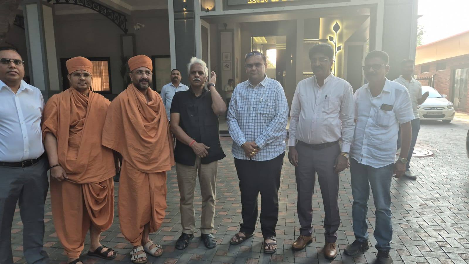 તા.૨૪-૦૩-૨૦૨૬ ના રોજ હિન્દુ હૃદયના સમ્રાટ શ્રી પુષ્પેદાર કુલશ્રેષ્ઠજી અને ગુરુ પ્રસાદ સ્વામીજી સાથે શુભેચ્છા મુલાકાત.